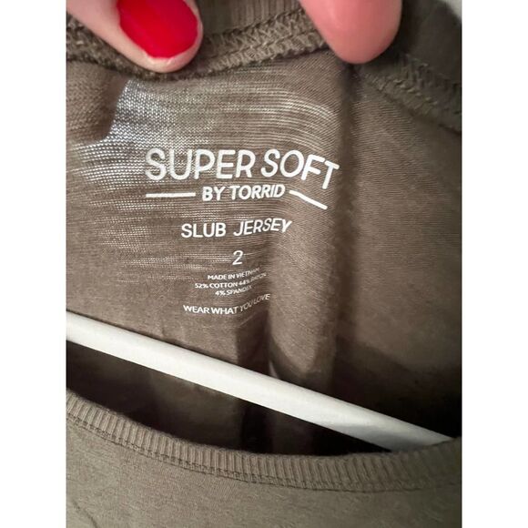 TORRID SZ.2 (2X) DUSTY OLIVE CLASSIC FIT SUPER SOFT SLUB CREWNECK PUFF ART SHIRT - Picture 4 of 7
